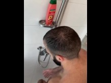 Papi hetero pillado masturbándose en la ducha