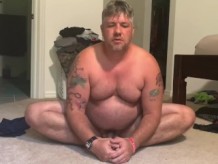 Papá desnudo estirando el cuerpo