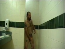 Bear Guy se masturba en la ducha de la parada de camiones