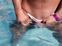 Desnudo en una piscina pública y ATRAPADO