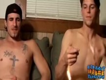 Los matones aficionados heterosexuales Chain y Aaron se unen para masturbarse pollas