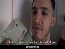 Chico latino heterosexual ofreció dinero en efectivo por video de sexo gay POV
