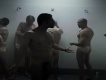 chicos en la ducha