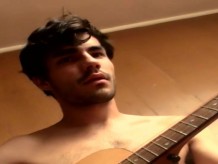 Músico heterosexual tiene un solo de guitarra antes de masturbarse