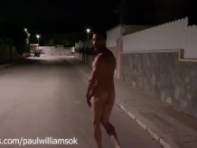 Abdominales perfectos pasean desnudos por el barrio de noche