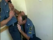 policías intercambiando mamadas