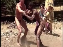 Atletas musculosos luchan desnudos en antiguos juegos griegos