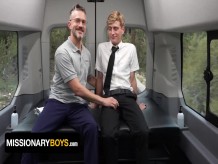 Missionary Boys - Lindo mormón de 18 años se pone demasiado cómodo con el rescatista en su camioneta y lo hace correrse