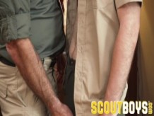 ScoutBoys - Scoutmaster ayuda a un nuevo explorador cachondo a ganar la insignia de digitación