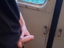 El chico se masturba una gran polla justo en el tren