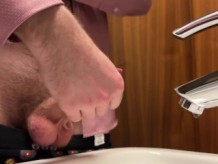 Chico peludo en traje meando y masturbándose en el baño de la oficina y se corre en el lavabo del baño