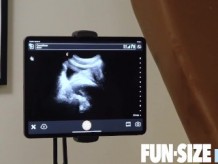 Doctor colgado usa ultrasonido para mostrar su polla desnuda en chico