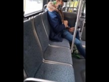 Masturbándose en público en el autobús de la ciudad con corrida