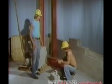 Lindos trabajadores de la construcción follan en el trabajo - HARDHAT (1977)
