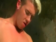 Jocks rubias desnudas follan en la ducha