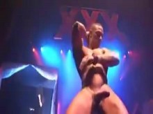 Stripper baila con una enorme erección