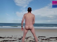 The Captains Slut Boy Burlándose y bordeando la polla de Mistress T durante una agradable visita a la playa
