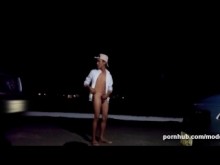 Desnudo nocturno en la calle al aire libre y juego de masturbación