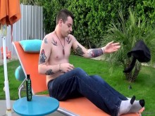 Homo tatuado Ryan Field meando y masturbándose al aire libre