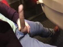 Tommylads masturba una gran polla gruesa en el tren a plena carga