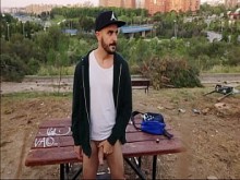 Xisco masturbándose al aire libre en un parque