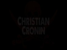 Chris Cronin esconde un arma negra y gruesa
