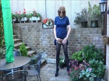 Alison no puede dejar de masturbarse en el jardín - sexy crossdresser