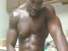 Buff sexy hombre negro se masturba flexiona y se burla