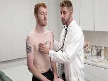 El médico atlético Johnny Ford es golpeado y recibe creampie de un paciente tímido durante el chequeo - DoctorTapes