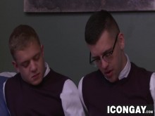 Compañeros de estudio Ian y Josh Stone teniendo sexo anal duro