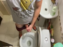 Chico joven masturbándose en el baño del vecino