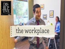 Un trozo torpe finalmente se folla al jefe en el trabajo - La parodia gay de la oficina - Disruptiva