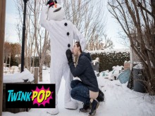 TWINKPOP - El chico tatuado Bo Sinn se viste como un muñeco de nieve y se folla todos los agujeros de Benjamin Blue