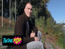 TWINKPOP - Un extraño le ofrece dinero en efectivo a un estudiante universitario a cambio de su culo apretado