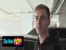 TWINK POP - Un chico atlético acepta el aventón y el dinero de un extraño y lo recompensa con su culo apretado