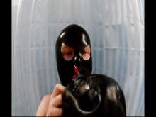 Enmascarar y desenmascarar la máscara de goma con tubos nasales