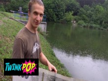 TWINKPOP - Cool Dude tomó el dinero para chupar y sentarse en una polla dura junto a un estanque