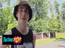 TWINKPOP - Un tipo lindo y heterosexual está abierto a nuevas experiencias por dinero, así que se fueron detrás de los árboles