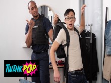 TWINKPOP - El chico de seguridad Trent King reemplaza el juguete anal de Dane Jaxson con su gran polla