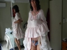 Crossdresser masturbándose en vestido rosa 2