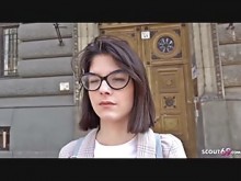 SCOUT ALEMÁN - La adolescente universitaria Sara habla con un casting anal profundo
