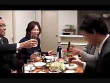 Esposa japonesa se lleva bien con 2 amigos maridos (Completo: shortina/owM2Y)