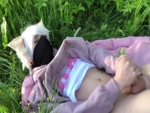 Neko femboy se masturba públicamente y se corre en la naturaleza