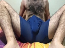 Sexy hombre peludo bulto polla bola deslizamiento boxer masaje y pies ASMR