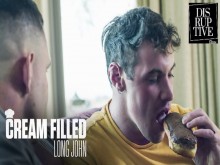 El musculoso retorcido Kyle Fletcher alimenta pastelitos rellenos de semen a su amigo Brock Kniles - DisruptiveFilms