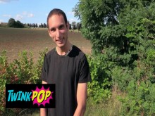 TWINKPOP - Chico cachondo encuentra a un joven en el campo y le ofrece dinero en efectivo a cambio de su culo