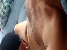 chupando a mi hombre tatuado en el sofá 3