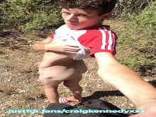 Joven twink craig kennedy se corre en una caminata desnudo en el bosque