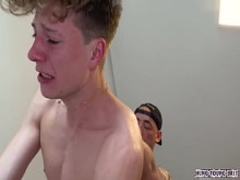 LINDO TWINK RUBIO TOMA UNA POLLA DEL TAMAÑO DEL BRAZO