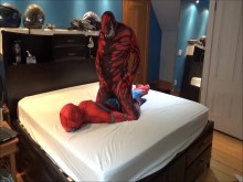 Carnage se divierte con el muñeco de Spiderman.